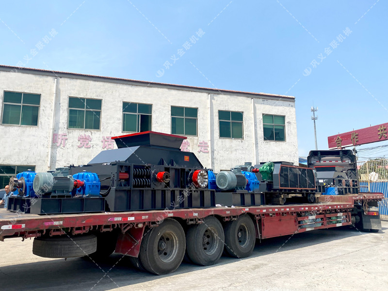 1200*1200雙齒輥破碎機,兩臺900*900軌道移動雙齒輥破碎機發往云南 1200*1200雙齒輥破碎機,兩臺900*900軌道移動雙齒輥破碎機發往云南