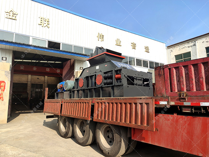 1208型直連式半自動對輥制砂機發(fā)貨